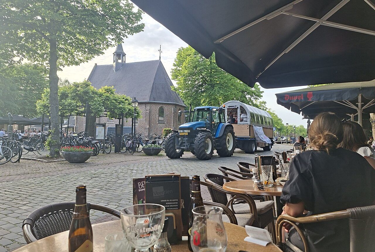 Boerenovertrek over de markt van Eersel