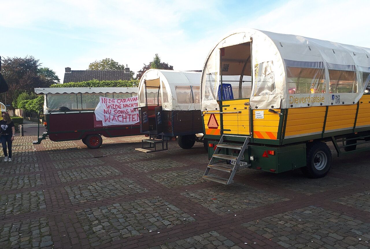Boerenovertrek: huifwagens in Casteren